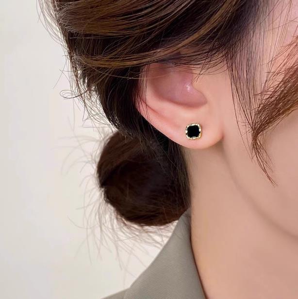 Bông Tai Mini Hình Vuông Màu Đen, Dành Cho Phụ Nữ Có Lỗ Tai, Không Cần Tháo Bông Tai Khi Ngủ, Nhỏ Và Thanh Lịch, Tinh Tế, Đơn Giản Và Nhỏ Gọn Thích Hợp Để Đi Làm Hàng Ngày Voi Women 2