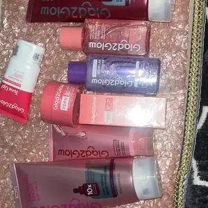 Glad2Glow All In One Glow Face& Bodycare 5in1 Set-Niacinamide Cleanser+Body Serum+Toner+Brightening Moisturizer+Serum-Untuk Mencerahkan Glowing Kulit Wajah Meratakan Warna Kulit Menghilangkan Bekas Jerawat Dark Spot Melembabkan