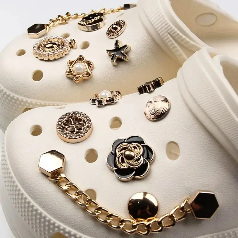 Set Charm Sepatu 13 Buah Pin Aksesoris Sandal PVC Metallic Sheen 3D DIY Detachable Hadiah Anak-anak Tahan Lama & Personalisasi