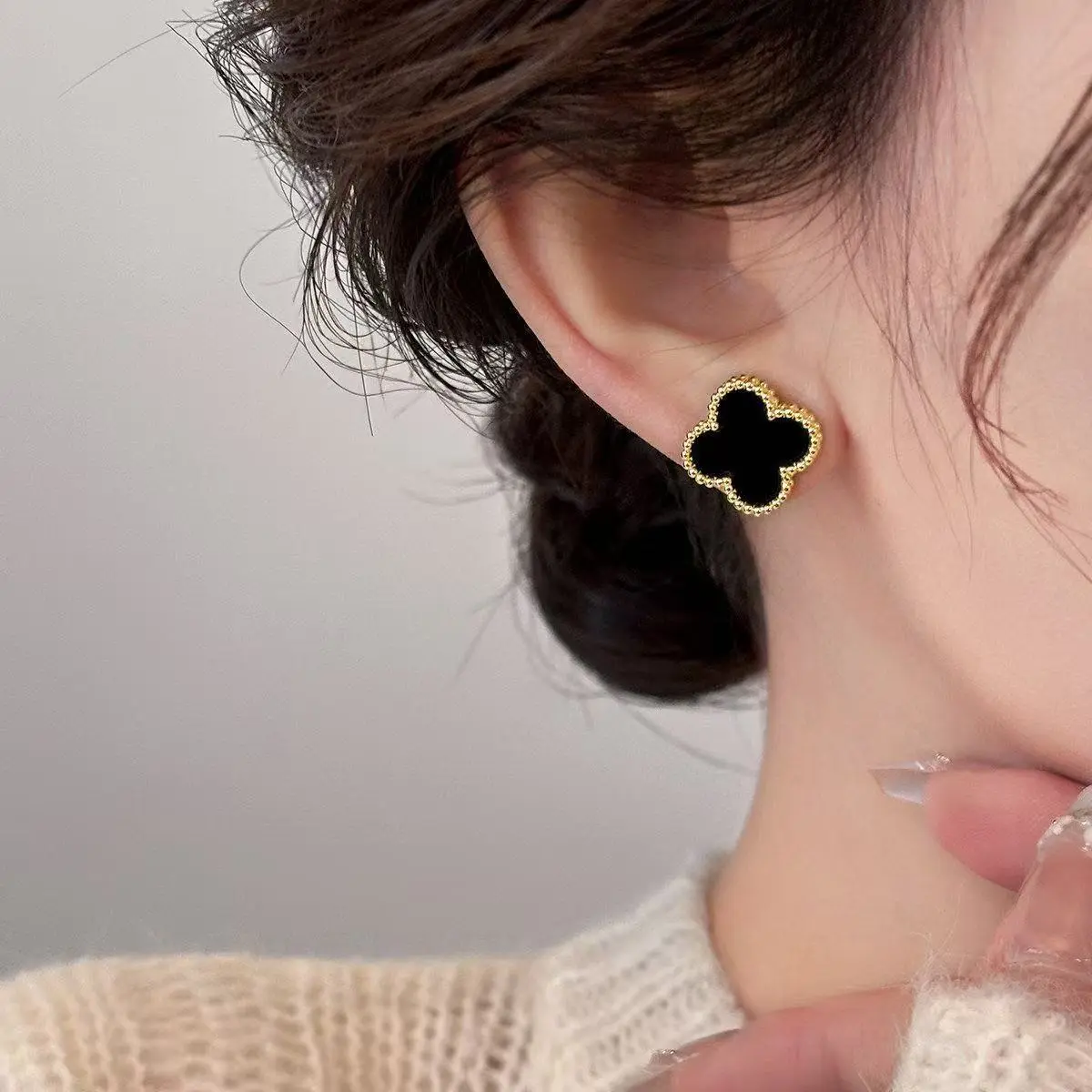 XP Anting-anting wanita dari baja titanium, anting-anting berbentuk daun semanggi empat helai.