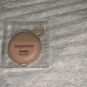 Glad2Glow Skin Tint Flawless Blurrin- Foundation Ringan Mengandung Squalane Melembabkan Skin Barrier Coverage Medium Buildable Menyamarkan Pori Pori Hasil Akhir Natural Soft Matte Oil Control Tahan Lama Seharian