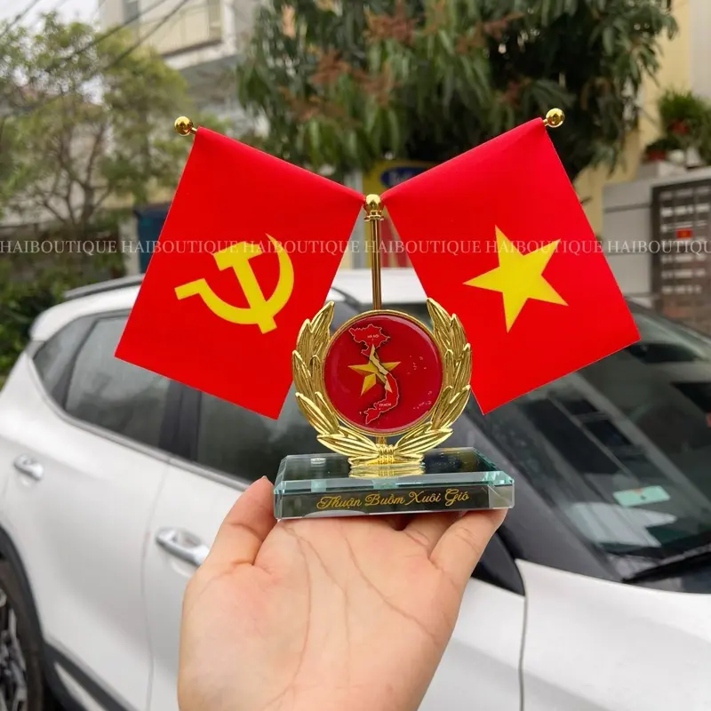 Bộ cờ để bàn làm việc,taplo xe kèm nước hoa và miếng lót cao su chống trơn trượt