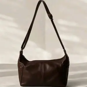 Tas Selempang & Totebag Wanita Ajuna Kulit Slingbag dengan Desain Elegan dan Fungsional untuk Gaya Harian Anda