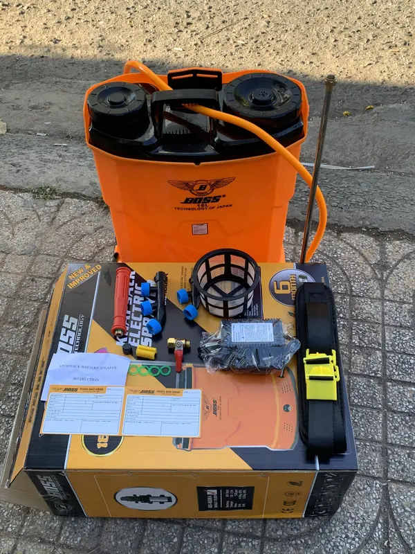 Bình xịt thuốc BOSS 16 lít 1 bơm gọn nhẹ vỏ bình cứng cáp trọng lượng 4.5Kg thời gian sử dụng 5-7 tiếng 1