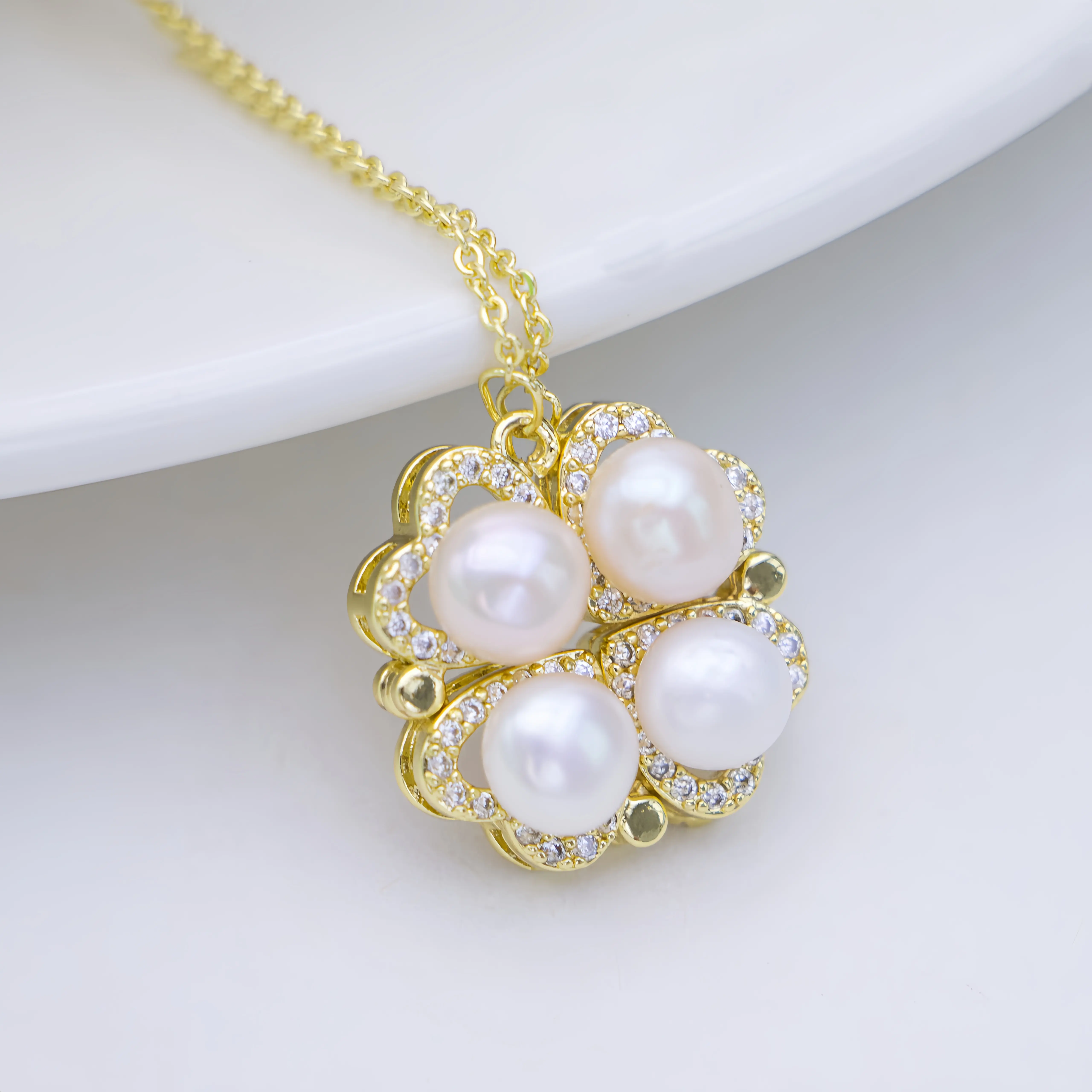 Shuiyu freshwater seedless white "happiness four-leafclover" pendant 6-7mm ZH13114