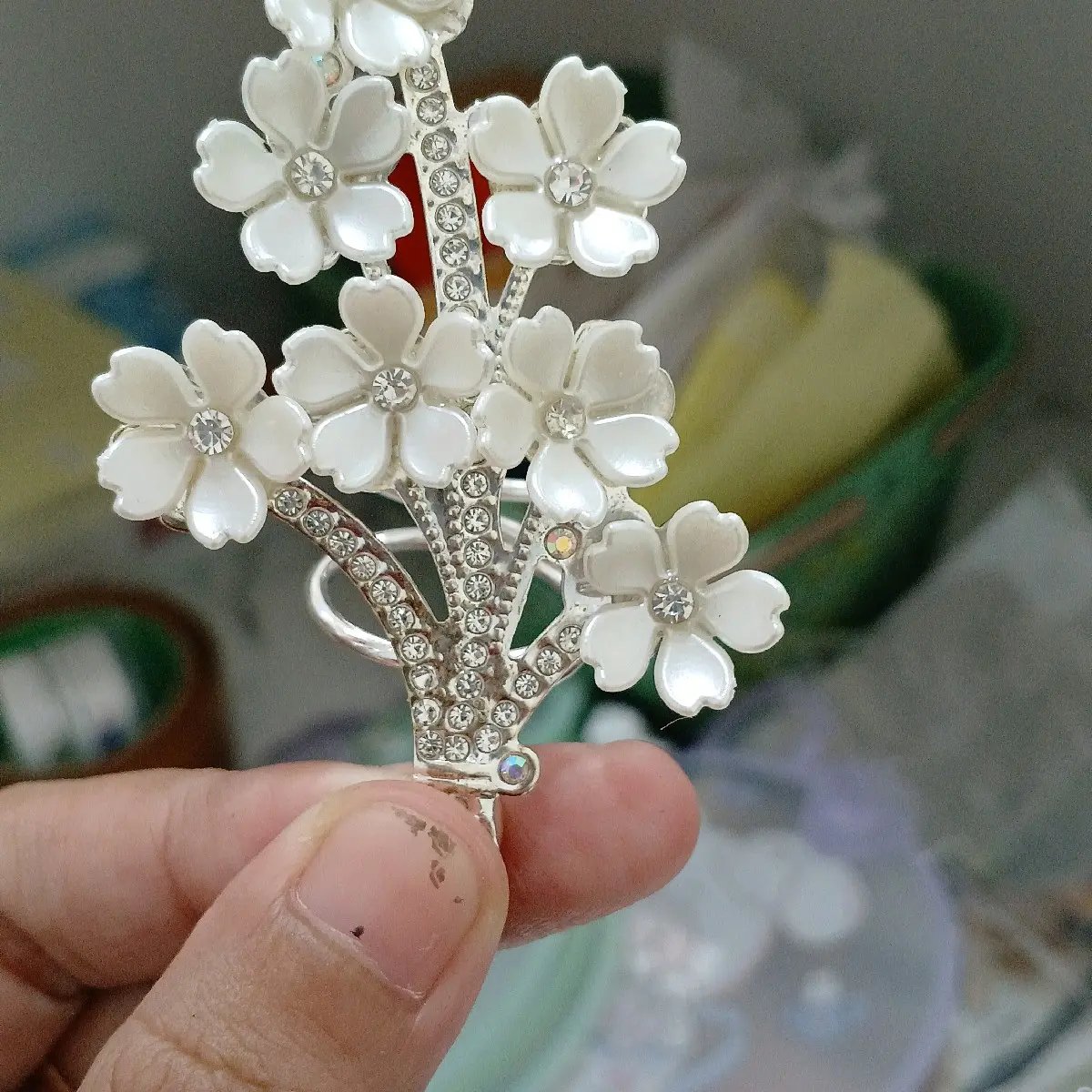 Ring bross hijab model bunga putih