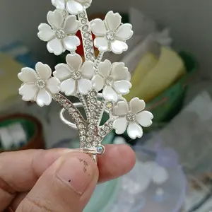 Ring bross hijab model bunga putih