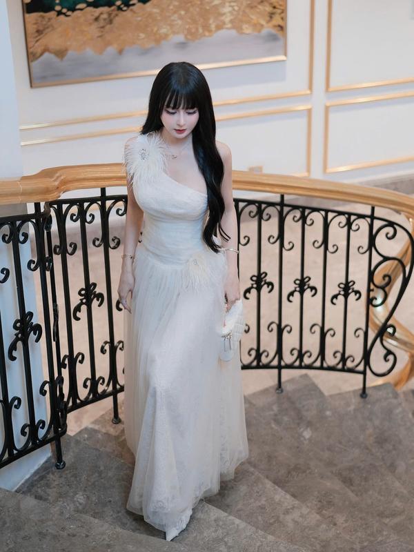 Đầm thiết kế chéo vai tag lông kem sang chảnh phù hợp đi tiệc đi chơi