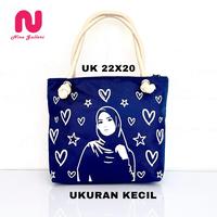 Gambar NISA GALLERI Tote Bag Wanita Hijab Emilia Kekinian Tote Bag Mini Motif Terbaru - Emilia Kecil H dari NISA GALLERI_NEW Kab. Tasikmalaya 2 Tokopedia