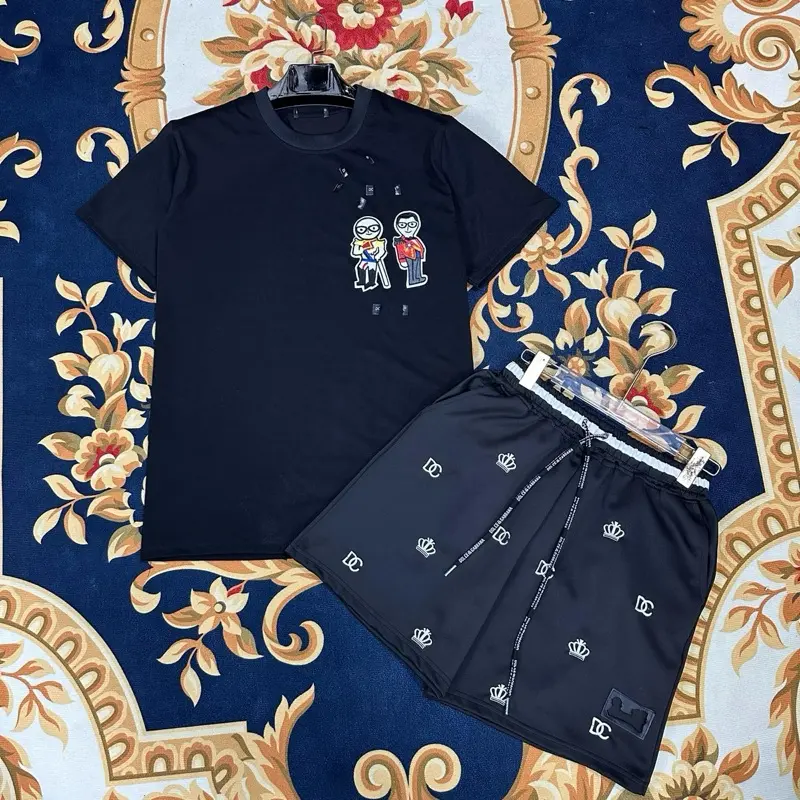 Bộ Đê gờ Áo + Quần Hoạ tiết full Thêu  Đầy Đủ Tag mác và logo kim loại bọc Da chất Cotton 2 chiều Form Dáng Chuẩn Hàng Siêu cấp