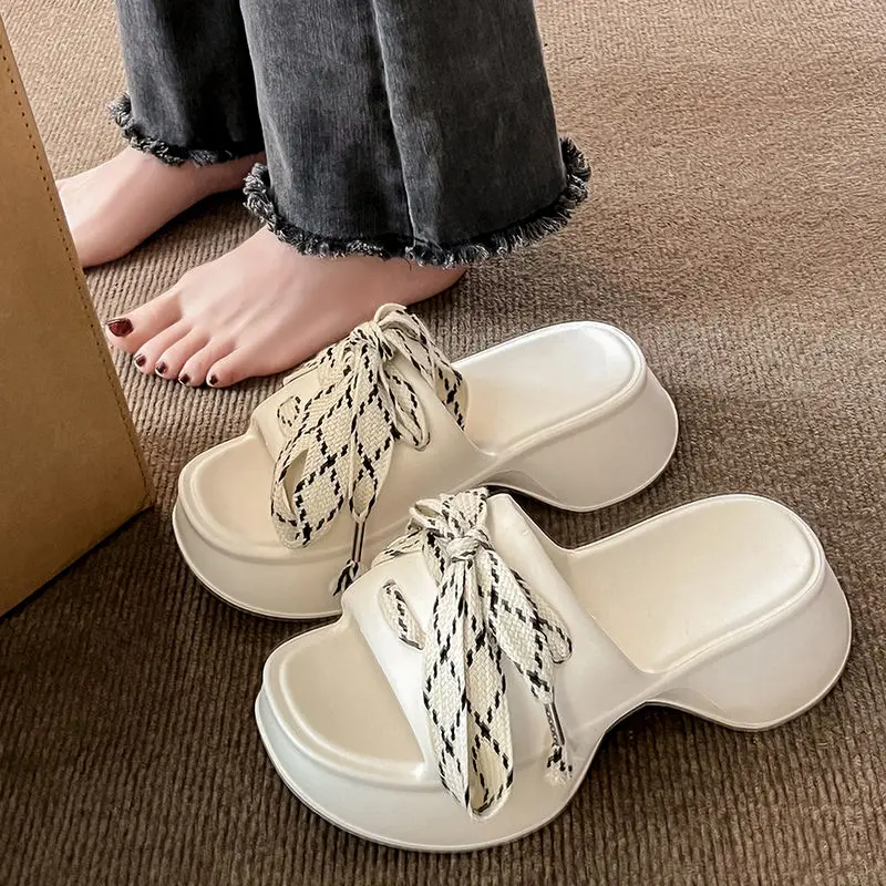 Fashionable and personalized strap slippers for women's summer outdoor wear 2025 new anti slip beach cooldown, thick sole height increasing straight drag Girl Footwear Walking Shoes Sandal Makapal Design Comfort
