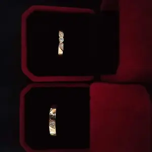 [PRE ORDER] 0S1-D115 Cincin Couple Wanita & Pria Cranberry Jewelry Premium Lapis Emas 18k Anti Luntur Anti Berubah Warna Garansi 1 Tahun Resmi Size Adjustable Kualitas Grade Terbaru Aksesoris Perhiasan Cincin Nikah Permata VVS1 Elegan COD