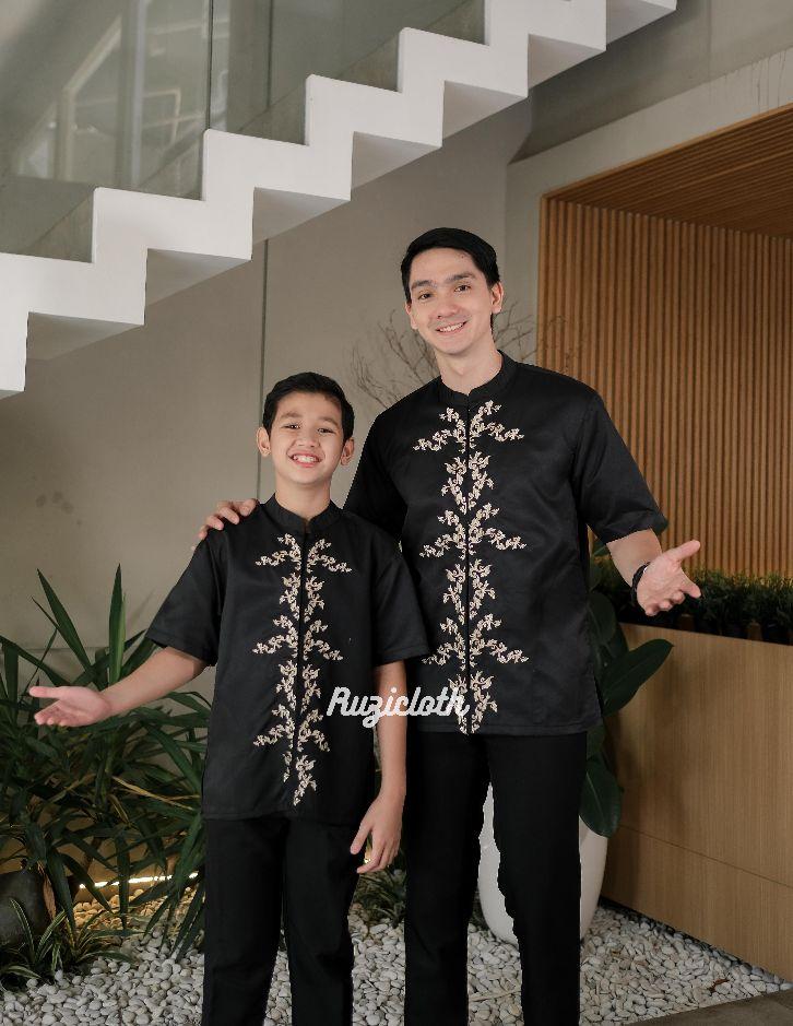 Ruzicloth - Koko Couple Ayah dan Anak Laki-Laki Lengan Pendek Katun Toyobo Premium Mahogany Motif Bordir Limited Baju Pria Bordir Kemeja Koko Lebaran 2026 Raya Series Dewasa Muslim Modern Fit Pakaian Muslim Ruzicloth - Koko Couple Ayah dan Anak Laki-Laki Lengan Pendek Katun Toyobo Premium Mahogany Motif Bordir Limited Baju Pria Bordir Kemeja Koko Lebaran 2026 Raya Series Dewasa Muslim Modern Fit Pakaian Muslim