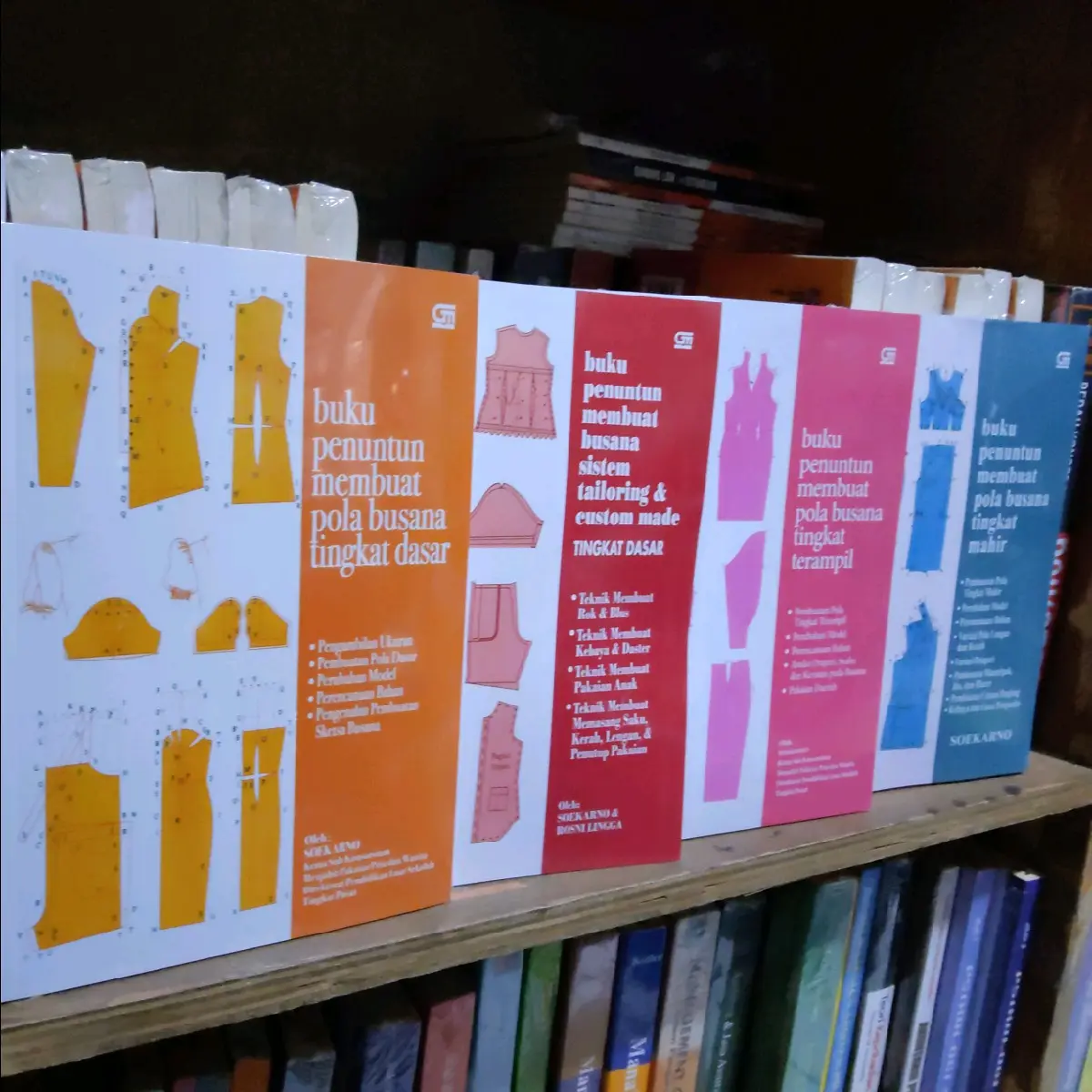 Buku penuntun membuat pola busana lengkap by SOEKARNO