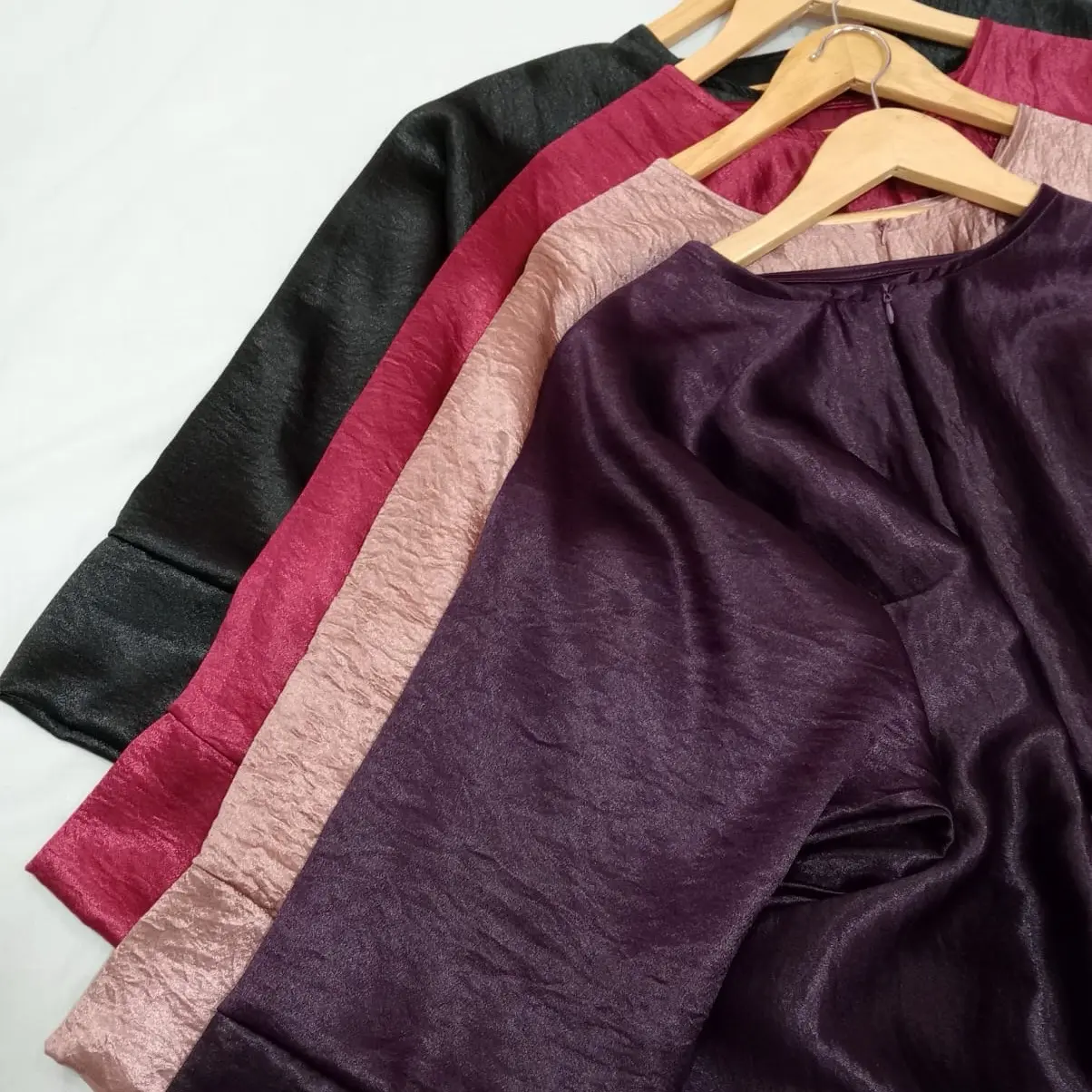 The kaftan in Amanda silk Free size non iron, nursing friendly.
