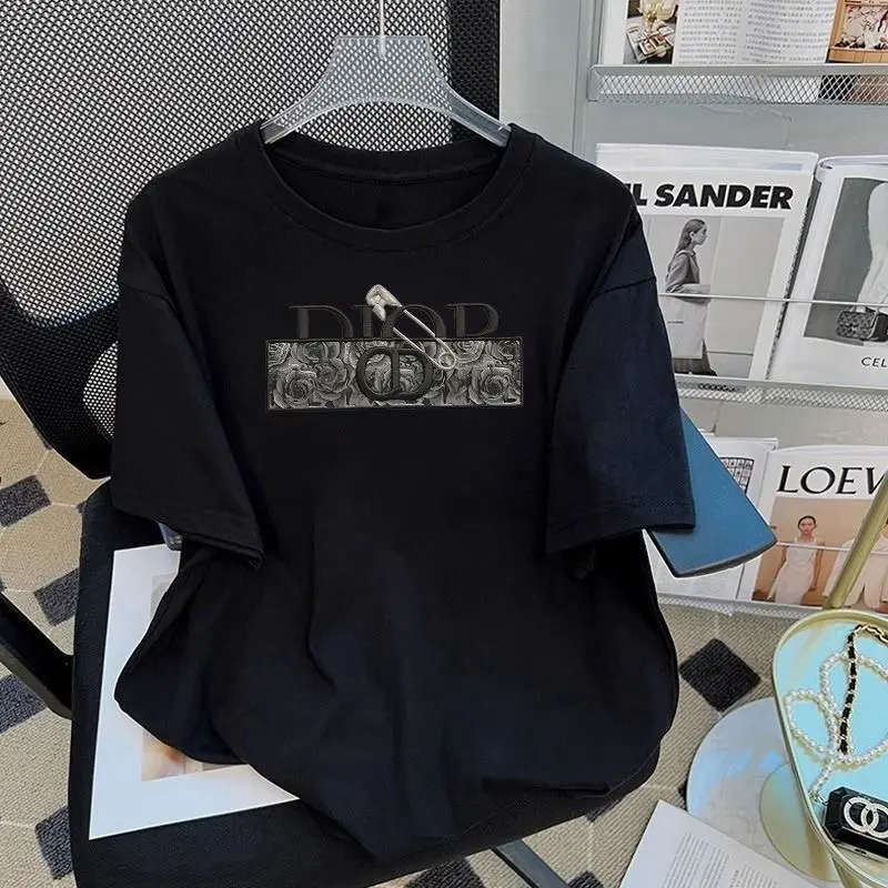 Mode berpakaian di jalan, t-shirt t-shirt pria dan wanita muda, kemeja wanita, baju pria, blus yang nyaman, dan kaos berlengan pendek untuk pria dan wanita