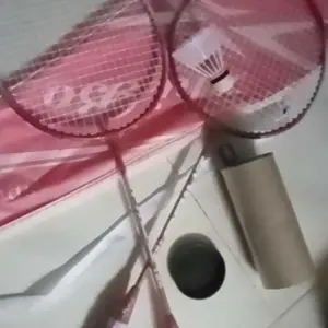 VENCHY Raket Badminton Bulu Tangkis Isi 2 Pcs Original Raket Bulutangkis 2 Raket 1 Tas 3 Kok Badminton Racquet for Outdoor Backyard Games Gym Including 2 Rackets, 3 Nylon Shuttlecocks and 1 Carrying Bag/badminton 1 set asli/bulutangkis indonesia