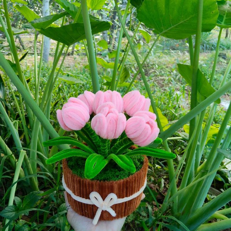 Chậu hoa Tulip Ú Hồng Nhạt size to 7 Bông được làm bằng kẽm nhung kèm túi đựng