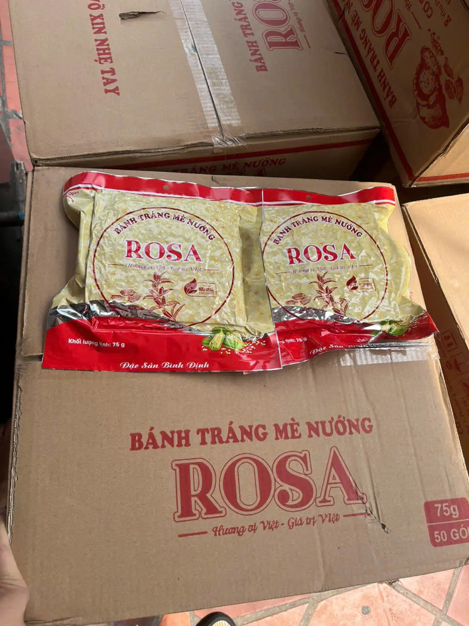 Thùng 50 bì bánh tráng mè nướng gói 75g bao gồm 4 bánh