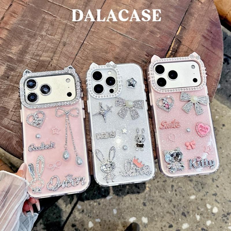  Ốp Lưng Nhũ 2 Lớp Hồng Kem Camera Kitty Charm Dây Đá TT + Nơ Ngọc Trai Love Queen 