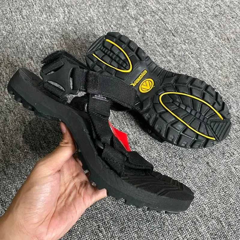 sandal eiger roll strap sandal gunung eiger tomahawk roll strap sandal eiger roll strap caldera Pria Sendal Hitam sandal lebaran 2025 0