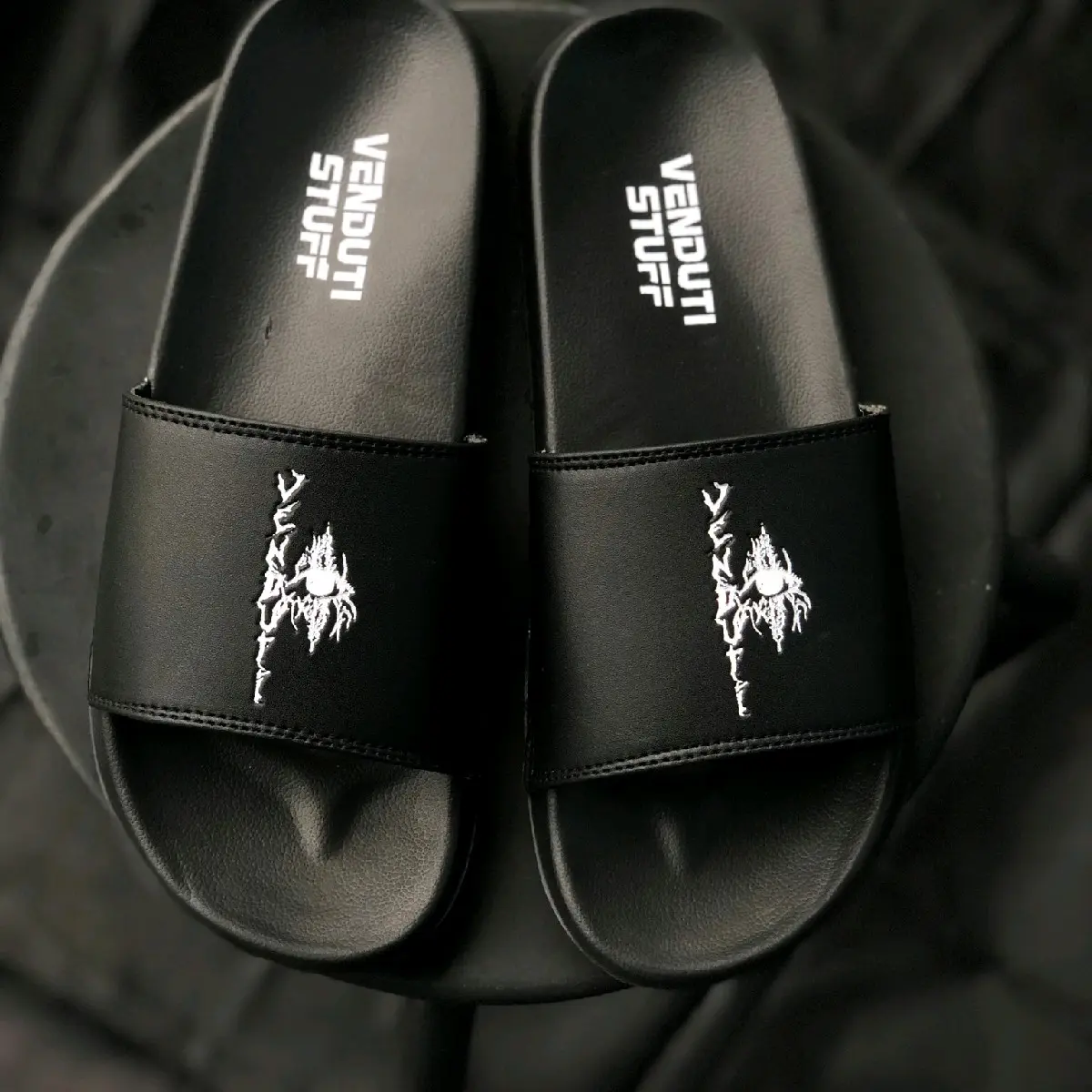 2 Warna Sandal Slide Venduti Stuff Devil Eyes Ukuran 37 sd 43