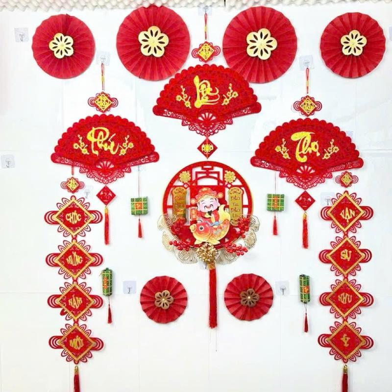 Combo 3 trong 1 Giải Treo Thần Tài Lắc Đầu Size Lớn Kèm Một Cặp Khánh Nhung Cát Tường Phú Quý Và Combo 6 Quạt Hoa Trang Trí Tết 2025 - Tặng Móc Treo Pin Tranh