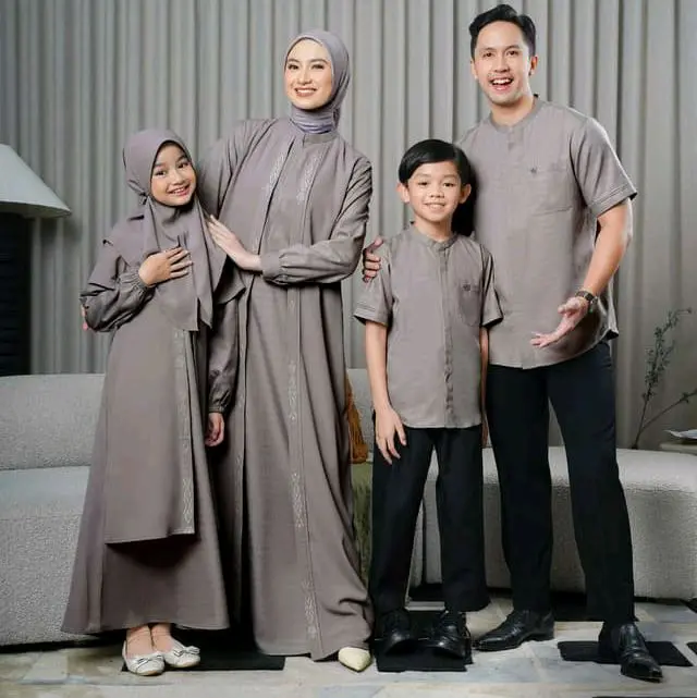 SARIMBIT NIBRAS 2025 KIARA GULL GREY - Gamis Koko Nibras Terbaru Kiara Gull Grey - Sarimbit Keluara Terbaru Kiara Gull Grey by Nibras - RAYYA SERIES 2025 Dress Lebaran Muslim Dewasa