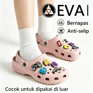 Wajib Banget Punya! Sandal clog tema game dengan desain aesthetic. Sol empuk anti slip dan tahan aus, sangat nyaman dipakai sehari-hari. Dapat aksesoris premium gratis, bisa kamu kreasikan dan sesuaikan gaya sesuai selera bebas!