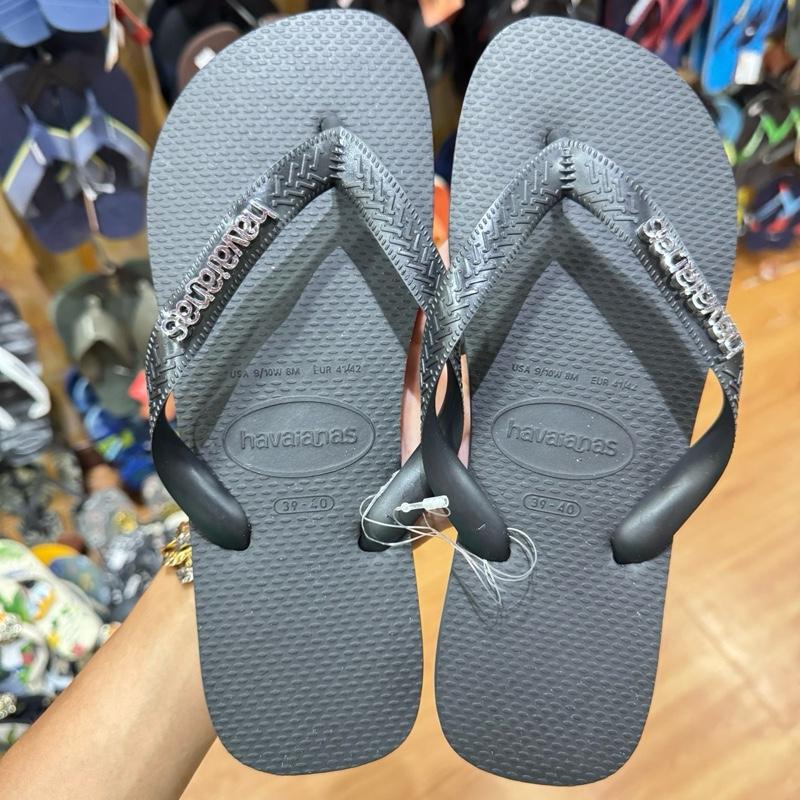 DÉP NAM TRƠN TRẮNG HOẶC ĐEN GẮN LOGO TAG SẮT NHÀ THIÊN TRANG . CAO SU . NGOÀI TRỜI