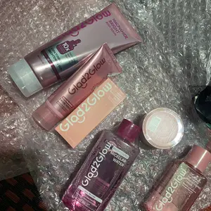 Glad2Glow All In One Glow Face& Bodycare 5in1 Set-Niacinamide Cleanser+Body Serum+Toner+Brightening Moisturizer+Serum-Untuk Mencerahkan Glowing Kulit Wajah Meratakan Warna Kulit Menghilangkan Bekas Jerawat Dark Spot Melembabkan