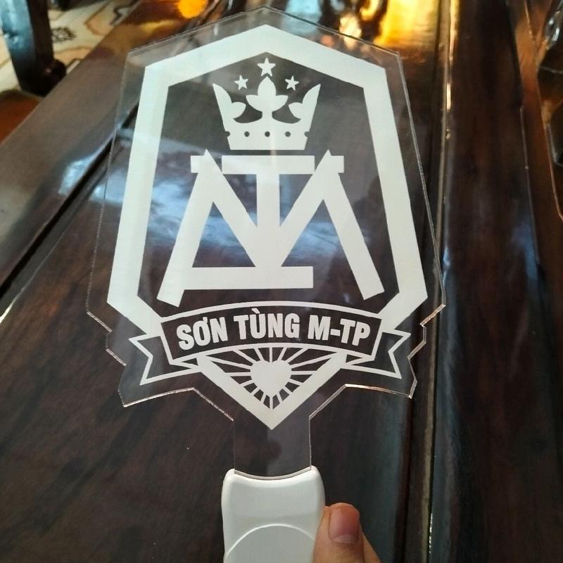 Lightstick Sơn Tùng M-TP với 16 màu khác nhau, sử dụng pin tiểu rất tiện lợi khi thay pin dành cho các bạn trẻ khi tham dự concert cùng thần tượng của mình