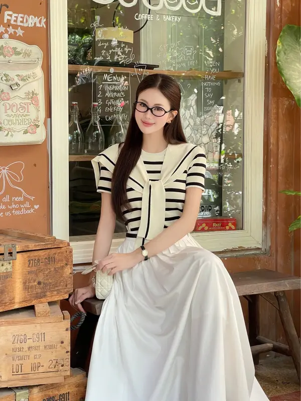 Áo dệt kim kẻ kèm khăn + chân váy dáng xoè