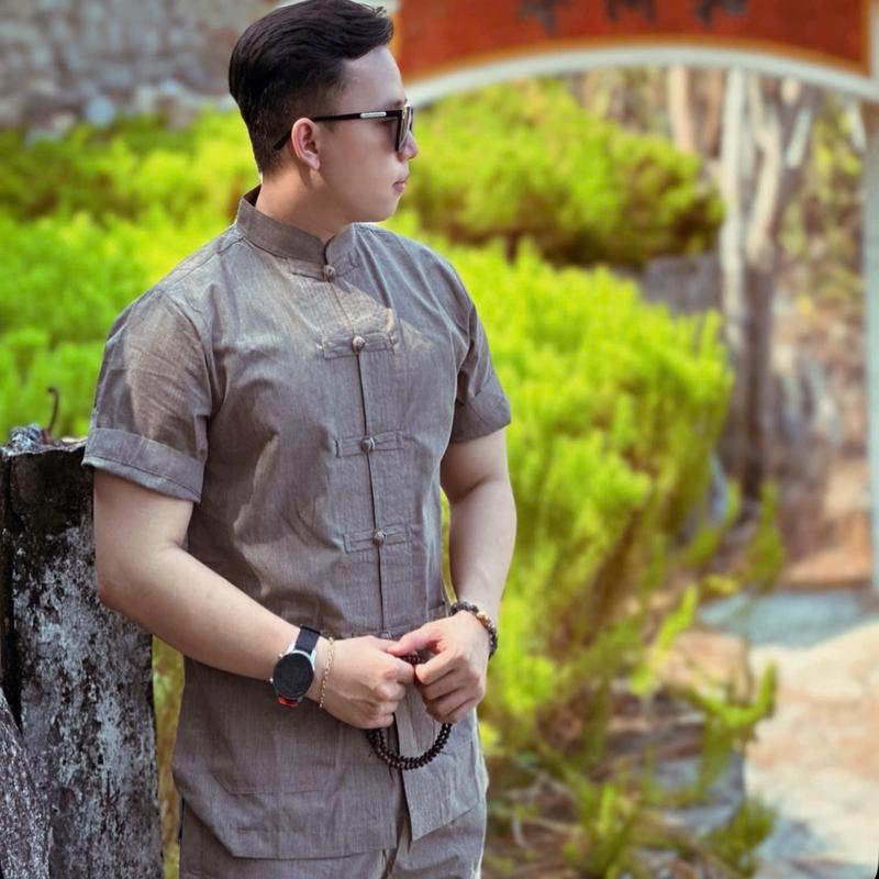  Đồ Lam Thiên Huy BỘ PHÁP PHỤC DÀNH CHO NAM MẪU LÃNH TỤ THÊU TÚI TAY NGẮN VẢI KATE Áo Menswear Sơ Mi Bodichua Dobodichua Bodophattu Dodichuanudep Dobigsize Đồlamđichùabigsize 