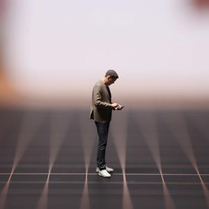 Mô Hình Tỷ Lệ Tượng Nhỏ Người Đàn Ông Nhìn Vào Điện Thoại Của Anh Ấy, 1: 64, 1: 87 Và 1: 43, Làm Bằng Resin, Thích Hợp Cho Dioramas Và Bộ Sưu Tập Thu Nhỏ Đúc Khuôn