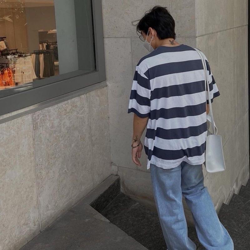 Oversize Kaos Cowok Salur Navy Lengan Pendek 1