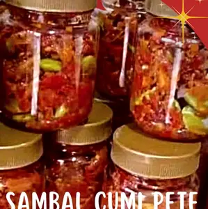 sambal cumi Petai #sambal pedas#Perpaduan cumi asin yang kenyal dengan petai yang renyah dalam balutan sambal super pedas. Rasa gurihnya meresap, bikin nagih! Cocok untuk lauk nasi hangat.