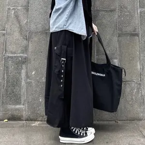 Rok Melina Cargo Hitam dengan Desain Saku dan Tali Pinggang Adjustable untuk Gaya Casual