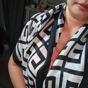 Syal Scarf Fashion Gaya Korea Imitasi Wol – Bahan imitasi wol tebal musim dingin, desain ins style anyaman rapat, bisa jadi selendang, hijab, cape, hangat mudah padukan, cocok kantor & kasual