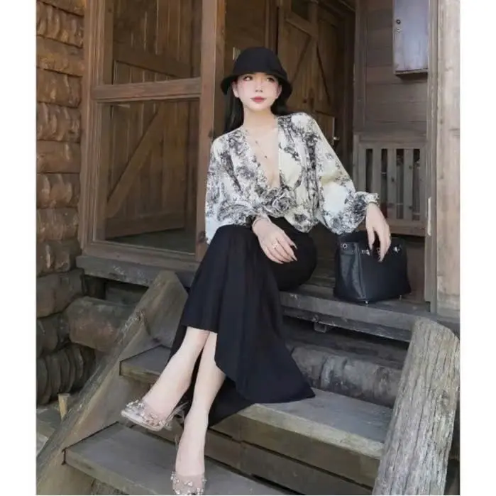 Set áo Blouse lụa cổ V đính hoa ở ngực tay bồng nhẹ phối chân váy đuôi cá Mynk Store