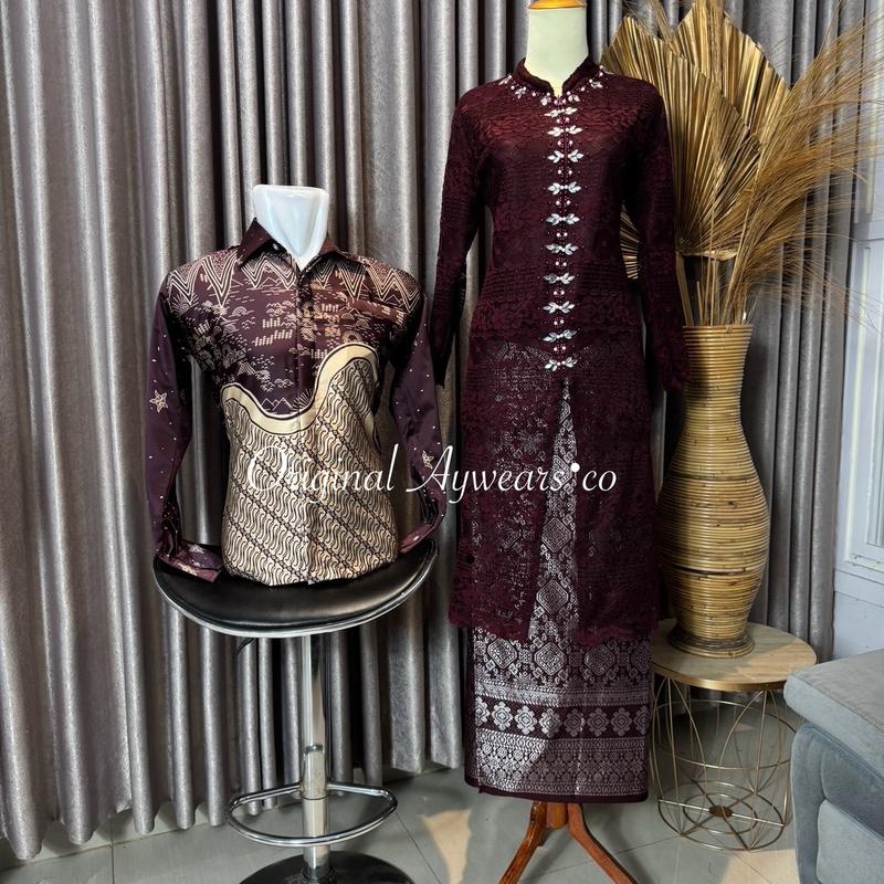 Aywears - Set couple pasangan BURGUNDY kebaya brukat kurung malika dan rok songket dan kemeja battik pasanga.  Kondangan Wanita Pesta 1