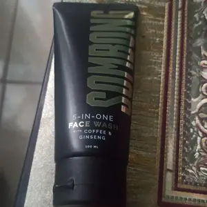 SOMBONG 5-in-1 Face Wash With Coffee & Ginseng 100gr - Sabun Cuci Muka Pria Membantu Mengontrol Kulit Beriminyak Mencerahkan Wajah - Niacinamide (Vitamin B3), Menthol, Coffea Canephora Bean Extract, Myristic Acid, Lauric Acid, & Palmitic Acid, Allantoin