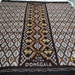 Sarung DONGGALA motiv kawong adalah sarung yg sedang sejak 2 tahun belakangan. Sarung ini merupakan salahsatu sarung yg sangat direkomendasikan terutama kalanagan santri dan jamaah pegiat haul akbar jamaah al khidmah. bahan adem dan nyaman dikulit