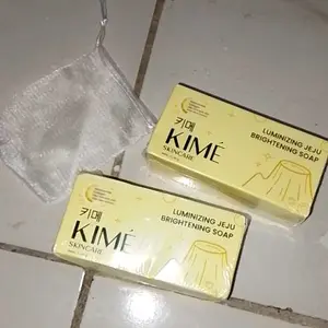 [BUY 2 BOX GET 4 BATANG FREE JARING] KIME Luminizing Jeju Brightening Soap 200Gr | Volcanic Ash Charcoal Niacinamide Collagen | Sabun Mandi Batang Pemutih Glowing Whitening Mencerahkan Wajah Muka Badan Kulit Tubuh Kaki Tangan Ketiak  Eksfoliasi Flek