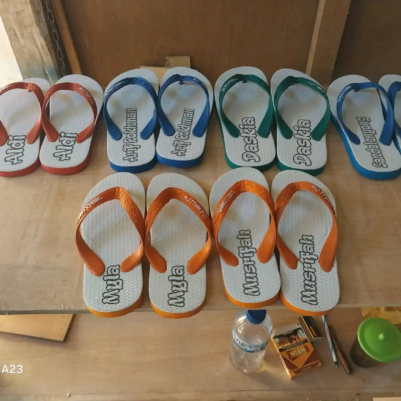Sandal Ukir Custom bisa request nama / tulisan metode Laser Unik Anti Slip Sendal Jepit Karet Sandal Pria  Wanita Cowok  Cewek Antiselip Merah terbaru 3