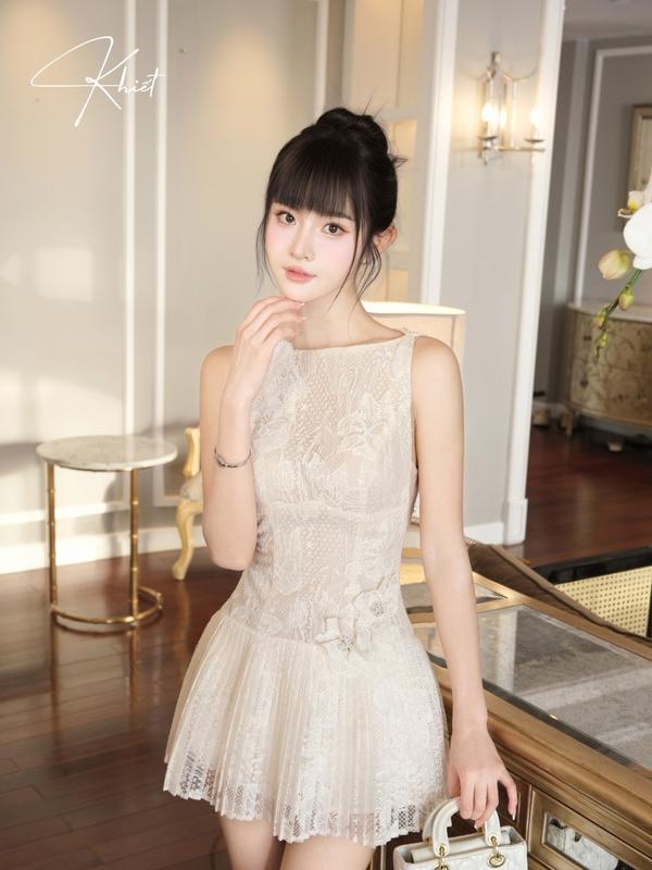 Khiết - Đầm ngắn xếp ly xòe ren hoa đính hoa 3D đính đá trắng kem thanh lịch KD267