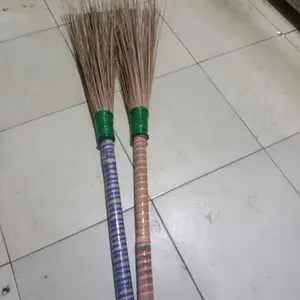 sapu taman, harga grosir 6000 ,terbuat dari lidi sawit berkwalitas baik, gagangnya bambu berukuran 60cm cocok untuk menyapu halaman,taman,pekarangan dll,