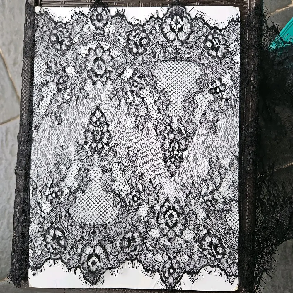 renda paris, lebar 30cm, warna htm, harga per 3meter.