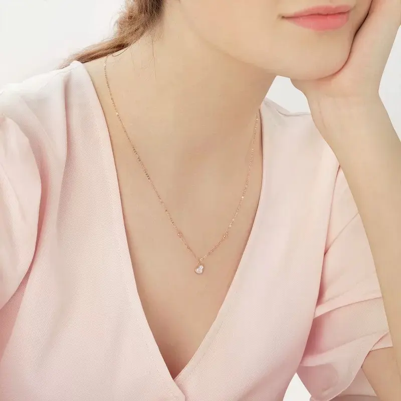 HH Golden necklace-shaped pendant for women