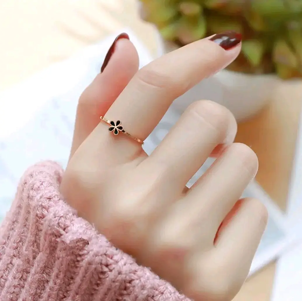 cincin bunga aster kecil warna hitam dan putih cincin manis wanita aksesoris busana rings